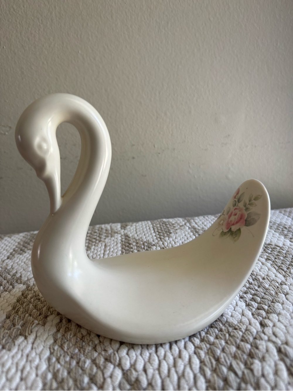 Vintage Pfaltzgraff for Aquetta Tea Rose Swan Hand Towel Holder - Picture 3 of 5